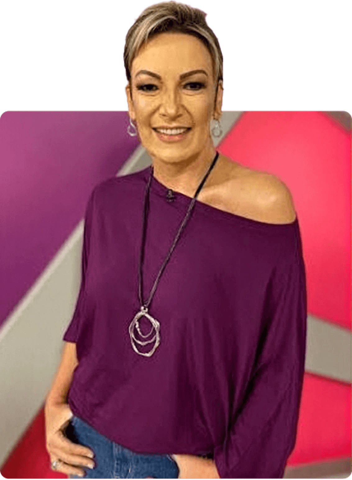 Cloara Pinheiro como apresentadora de TV